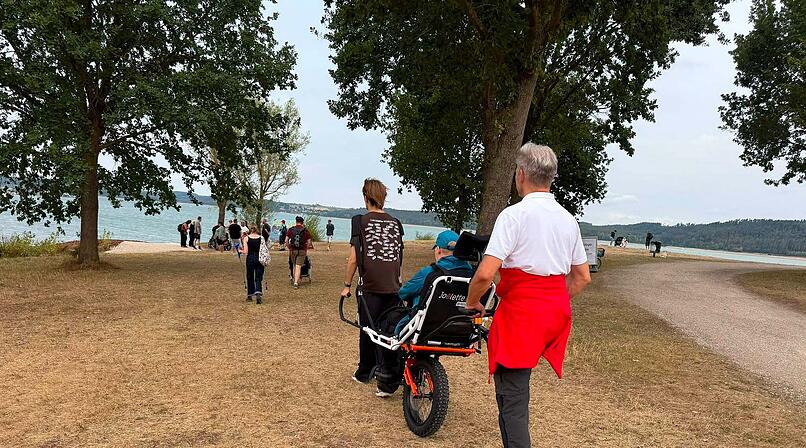 Mit einem neuen Gel&auml;nderollstuhl war der Weg zum See kein Problem&nbsp;&ndash; auch wenn es &uuml;ber Stock und Stein ging.