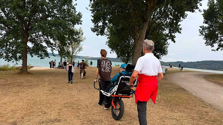Mit einem neuen Gel&auml;nderollstuhl war der Weg zum See kein Problem&nbsp;&ndash; auch wenn es &uuml;ber Stock und Stein ging.