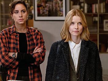 Spannendes Finale: Die energisch-emotionale Mila Sahin (Almila Bagriacik, links) und die eher steife Kriminalpsychologin Elli Krieger (Karoline Schuch) kommen in Teil der doppelten Kiel-Folge "Tatort: Unter Freunden / Unter Feinden" nun so richtig zusammen.