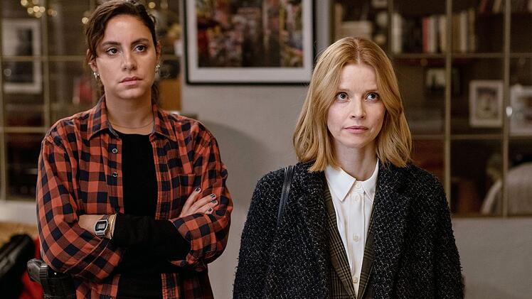 Spannendes Finale: Die energisch-emotionale Mila Sahin (Almila Bagriacik, links) und die eher steife Kriminalpsychologin Elli Krieger (Karoline Schuch) kommen in Teil der doppelten Kiel-Folge "Tatort: Unter Freunden / Unter Feinden" nun so richtig zusammen.