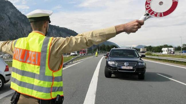 Auf der A 9 wurde ein Brummifahrer erwischt, der erheblich gegen die vorgeschriebenen Lenkzeiten verstoßen hatte und zudem wiederholt viel zu schnell gefahren war (Symbolbild). Foto: dpa
