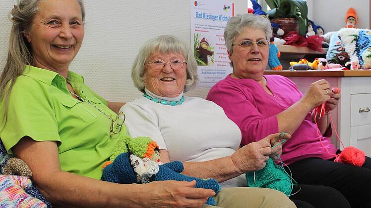 Brunhilde Gerner, Ruth Bach und Else Mann sind immer bei dem Stricktreffs dabei. Fotos: Benedikt Borst
