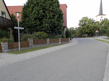 Die Mönchsondheimer Straße wurde saniert - auch die Anlieger müssen sich an den Kosten dafür beteiligen. Foto: Rainer Fritsch