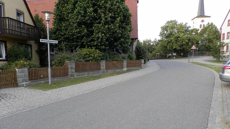 Die Mönchsondheimer Straße wurde saniert - auch die Anlieger müssen sich an den Kosten dafür beteiligen. Foto: Rainer Fritsch