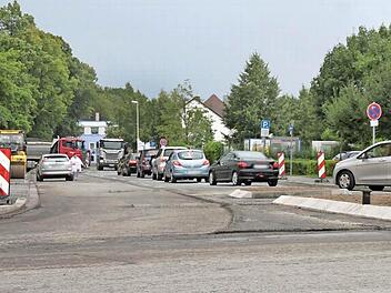 Wegen Sanierungsarbeiten ist die Hardenbergstraße zwischen Polizeigebäude und Hotel "Parkschänke" derzeit nur einspurig befahrbar. Der Verkehr rollt trotzdem reibungslos - es sei denn, eines der großen Baustellen-Fahrzeuge muss wie hier gerade rangieren.  Foto: Fabian Kluge