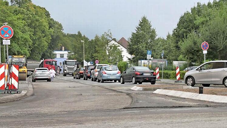 Wegen Sanierungsarbeiten ist die Hardenbergstraße zwischen Polizeigebäude und Hotel "Parkschänke" derzeit nur einspurig befahrbar. Der Verkehr rollt trotzdem reibungslos - es sei denn, eines der großen Baustellen-Fahrzeuge muss wie hier gerade rangieren.  Foto: Fabian Kluge
