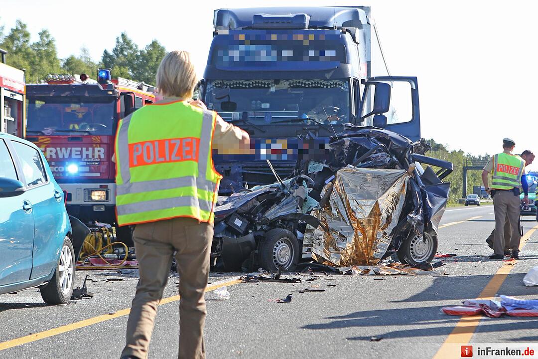 Lkw rast in Stauende - Eine Tote, sieben Verletzte