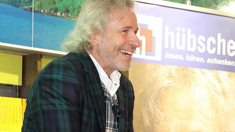 Ein Entertainer par excellence: Thomas Gottschalk begeisterte die 200 Zuhörer mit Auszügen aus "Herbstblond", aber vor allem mit seinen persönlichen Geschichten. Foto: Bertram Wagner
