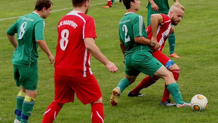 Der Kirchlauterer Tobias Geruschke spitzelt dem Wülflinger Marius Storkan noch den Ball vom Fuß. Von links der Kirchlauterer Tobias Lang und der Haßfurter Sergej Krause.