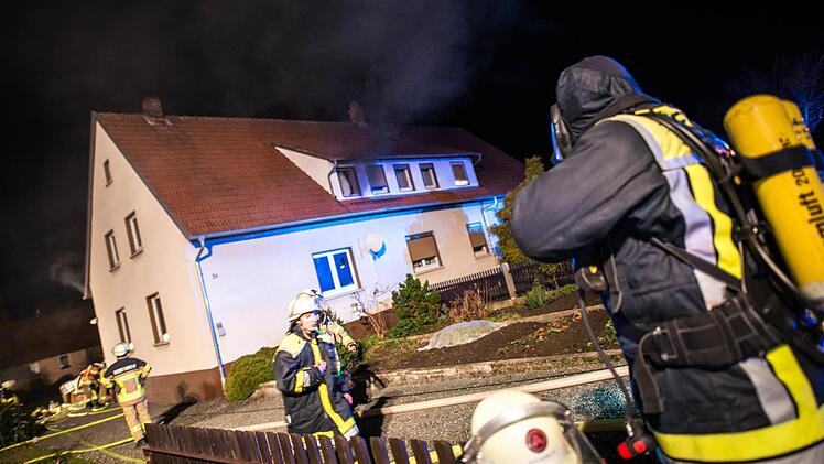 Mit vereinten Kräften gelang es den Feuerwehren Lanzendorf, Himmelkron und Gefrees das Haus in der Lindenstraße zu retten.  Foto: Alexander Muck