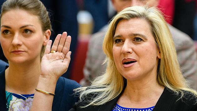 Gesundheitsministerin Melanie Huml (rechts) und ihre Kollegin Judith Gerlach (Ministerin f&uuml;r Digitales) bei der Vereidigung im Landtag. Obwohl viele ihrer m&auml;nnlichen Kabinettskollegen auch Kinder haben, werden meist nur Huml und Gerlach nach der Vereinbarkeit von Familie und Karriere gefragt.  Foto: Matthias Balk/dpa