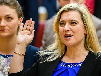 Gesundheitsministerin Melanie Huml (rechts) und ihre Kollegin Judith Gerlach (Ministerin f&uuml;r Digitales) bei der Vereidigung im Landtag. Obwohl viele ihrer m&auml;nnlichen Kabinettskollegen auch Kinder haben, werden meist nur Huml und Gerlach nach der Vereinbarkeit von Familie und Karriere gefragt.  Foto: Matthias Balk/dpa