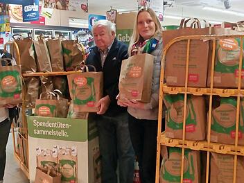 Rewe-Marktleiterin Petra Spitzenberger, Tafel-Mitarbeiter Karl-Heinz Körner und Tafel-Projektleiterin Stefanie Renner vom Diakonischen Werk (v. l.) Foto: privat