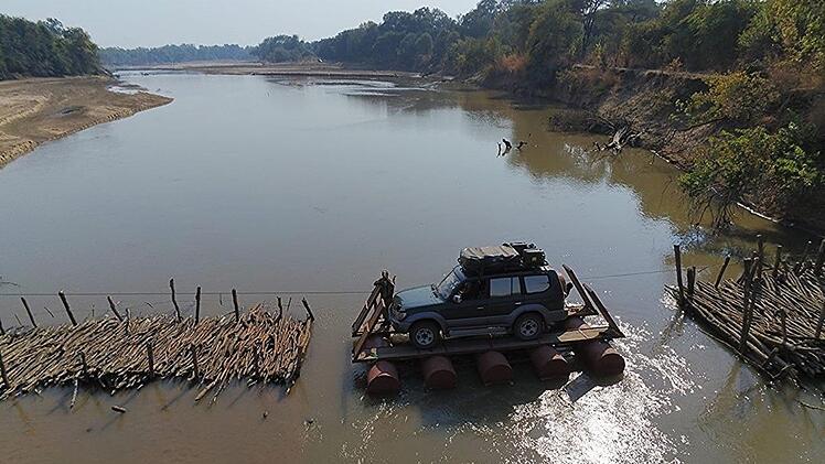 Gefahrvolle Überquerung eines Flusses in Sambia