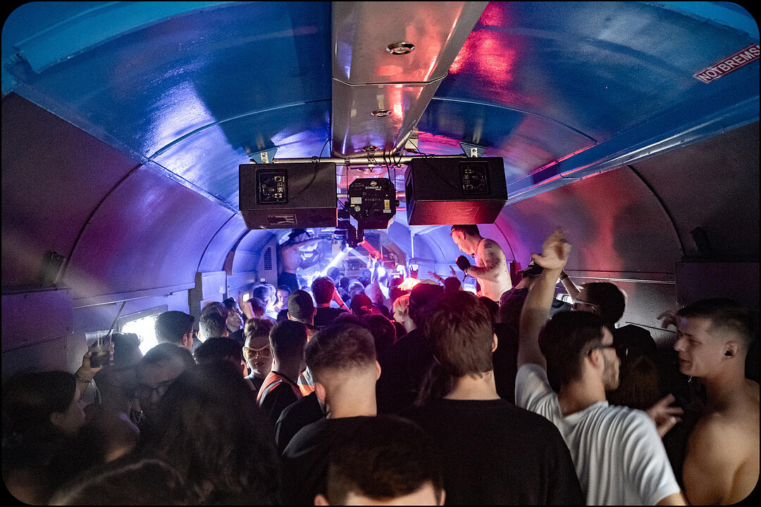 Hard Techno und Trance in drei verschiedenen Party-Waggons!
