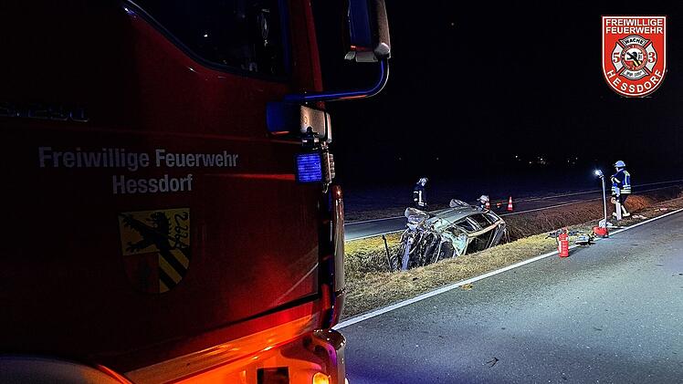 Unfall in Heßdorf: Auto überschlägt sich mehrfach, Fahrer schwer verletzt