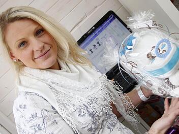 Andrea Leprich verkauft im Internet bunt verpackte Windeln wie diesen "Windel-Kinderwagen" als Geschenk-Ideen für frischgebackene  Eltern.   Foto: Nikolas Pelke