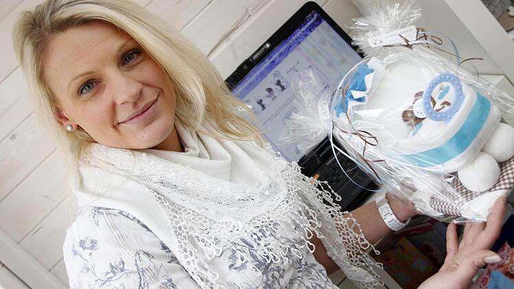 Andrea Leprich verkauft im Internet bunt verpackte Windeln wie diesen "Windel-Kinderwagen" als Geschenk-Ideen für frischgebackene  Eltern.   Foto: Nikolas Pelke