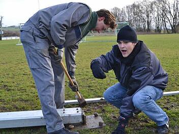 Die Landjugend baut in Meeder das Festzelt für den Zeltfasching auf, der am Samstag steigen wird. Foto: Gabi Bertram