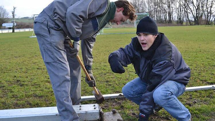 Die Landjugend baut in Meeder das Festzelt für den Zeltfasching auf, der am Samstag steigen wird. Foto: Gabi Bertram