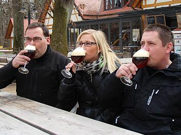 Matthias Kunze, Carina Scheuring und Oliver Hebeis aus Zeegendorf bei Bamberg trinken stilecht einen Whiskey-Bockbier vom Brauhaus am Kreuzberg. Fotos: Nikolas Pelke