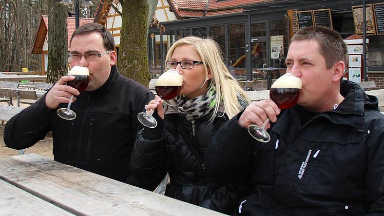 Matthias Kunze, Carina Scheuring und Oliver Hebeis aus Zeegendorf bei Bamberg trinken stilecht einen Whiskey-Bockbier vom Brauhaus am Kreuzberg. Fotos: Nikolas Pelke