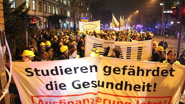 Studentendemonstration gegen die Baumängel an der Philosophischen Fakultät der Universität in Erlangen. Foto: Christian Bauriedel