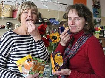 Die Hammelburger Weltladen-Mitglieder Annemarie Fell (links) und Monika Mützel naschen selbst gerne Produkte der Preda-Mangoserie wie die Mangokokosbällchen.  Foto: Angelika Silberbach