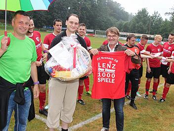 Nach mehr als 1000 Spielen für den FC Kronach hängt Christian Keim (mit Präsentkorb) seine Torwarthandschuhe an den Nagel. Vor dem letzten Heimspiel bereiteten Zuschauer, Mannschaftskameraden und Vereinsführung dem "Lenz" einen herzlichen Abschied. Sportlicher Leiter Frank Gareis (links) und Vorsitzender Franz Bauer (mit Abschiedstrikot) würdigten den Ausnahmesportler.  Fotos: Rainer Glissnik