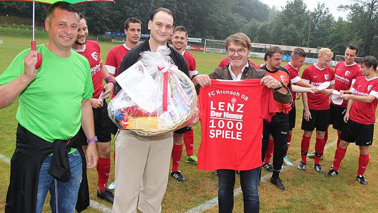 Nach mehr als 1000 Spielen für den FC Kronach hängt Christian Keim (mit Präsentkorb) seine Torwarthandschuhe an den Nagel. Vor dem letzten Heimspiel bereiteten Zuschauer, Mannschaftskameraden und Vereinsführung dem "Lenz" einen herzlichen Abschied. Sportlicher Leiter Frank Gareis (links) und Vorsitzender Franz Bauer (mit Abschiedstrikot) würdigten den Ausnahmesportler.  Fotos: Rainer Glissnik