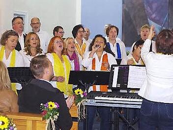 Christin Neder-Brown (mit Mikro) begeisterte in ihrem "Heimspiel"als Solistin. Foto: Heike Schülein