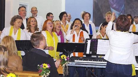 Christin Neder-Brown (mit Mikro) begeisterte in ihrem "Heimspiel"als Solistin. Foto: Heike Schülein