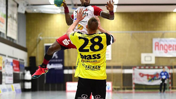 Hochgestiegen, aber nicht oben geblieben: Nach schwacher Schlussphase verlor Gary Hines mit dem HSC Bad Neustadt das Heimspiel gegen die MSG Groß-Bieberau. Foto: Anand Anders