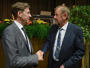 Holger Lustig (links) wurde feierlich als neuer Finanzamts-Leiter eingeführt. Bis Juni führte Wolfgang Eder die Behörde in Forchheim. Fotos: Ronald Heck