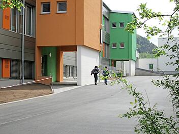 Die letzte, größere Maßnahme, der Pausenhof, an der Johannes-Petri-Schule ist geschultert. Die Fertigstellung des Projekts erwarten der Markt und das Planungsbüro in den Sommerferien.  Foto: Winfried Ehling
