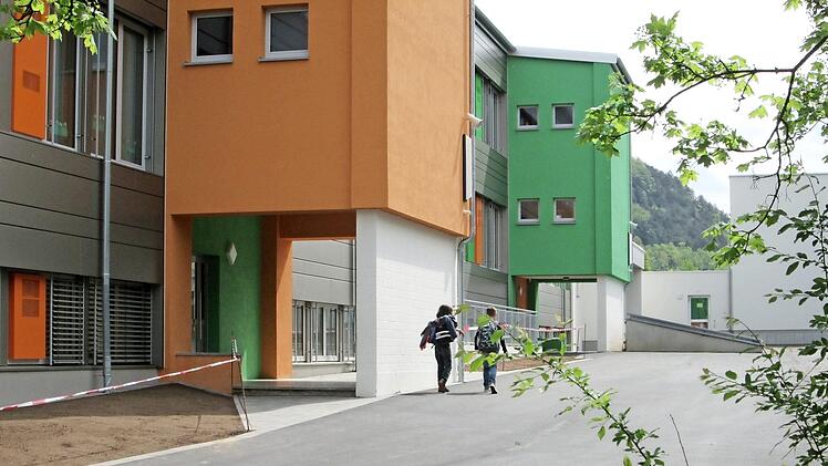 Die letzte, größere Maßnahme, der Pausenhof, an der Johannes-Petri-Schule ist geschultert. Die Fertigstellung des Projekts erwarten der Markt und das Planungsbüro in den Sommerferien.  Foto: Winfried Ehling