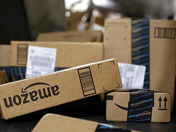 Wer seine Weihnachtsgeschenke auf den letzten Drücker bei Amazon bestellt, sollte die Bestellfristen des Versandhänderls im Auge behalten. Sonst droht gähnende Leere unterm Weihnachtsbaum  Symbolfoto: Patrick Semansky/AP/dpa