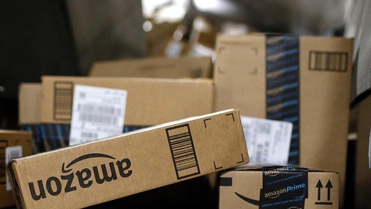 Wer seine Weihnachtsgeschenke auf den letzten Drücker bei Amazon bestellt, sollte die Bestellfristen des Versandhänderls im Auge behalten. Sonst droht gähnende Leere unterm Weihnachtsbaum  Symbolfoto: Patrick Semansky/AP/dpa