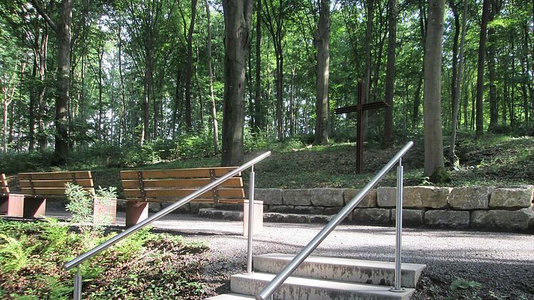 Das Projekt Waldfriedhof ist abgeschlossen, die Bäume sind gekennzeichnet. Im Herbst wird der Rzhewald offiziell eingeweiht.  Foto: Winfried Ehling