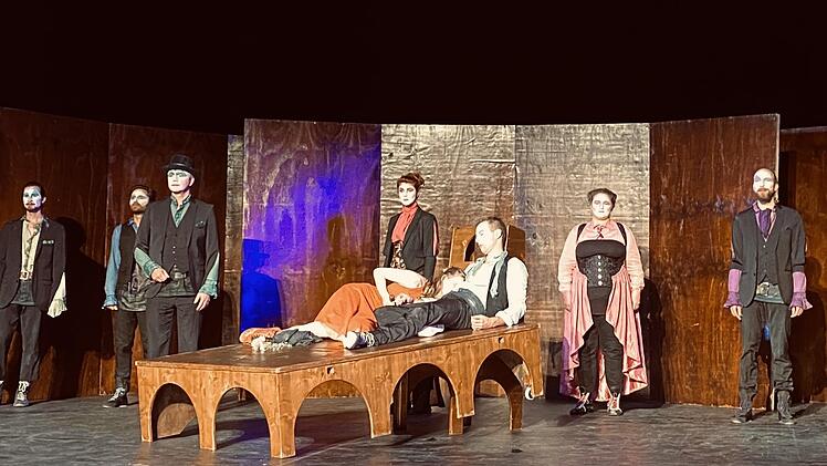 Sie und ihre Liebe hätten die Hoffnungsträger eines Friedens mitten im hasserfüllten Verona sein können: Romeo und Julia haben sich umgebracht, weil sie nicht an eine friedliche Lösung glauben konnten. Eindrucksvolles Schlusstableau der mitreißenden Aufführung von Shakespeares Drama um unerbittliche Feindschaft und unbedingte Liebe: Zum ersten Mal war Christian Leonards neue Truppe "Globe Berlin" beim Theaterring zu Gast wurde vom Publikum gefeiert . Foto: Thomas Ahnert