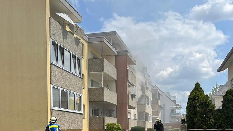 Lauf: Brand in Mehrfamilienhaus - Feuerwehr muss Hunde retten