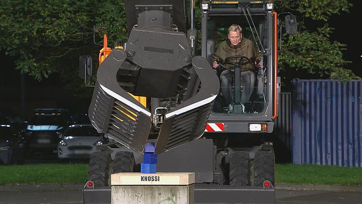 Knossi konnte drei Holzklötzchen mit dem Bagger stapeln, Eltoon auch. Nur Mälzer nicht. Deshalb verloren die Drei dann auch gegen Bagger-Champion Robin Müller.