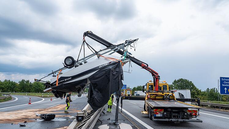 Schwerer Unfall nach Auffahrkollision – Wohnmobil kippt, Boot überschlägt sich
