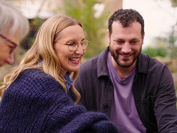 Die Psychotherapeutin Franca Cerutti (Mitte) zeigt Gundhild und Matthias, wie sie die belastende Vergangenheit hinter sich lassen k&ouml;nnen.