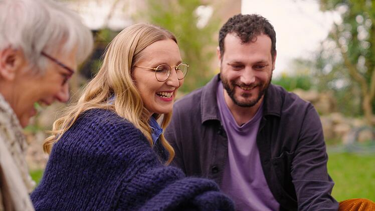 Die Psychotherapeutin Franca Cerutti (Mitte) zeigt Gundhild und Matthias, wie sie die belastende Vergangenheit hinter sich lassen k&ouml;nnen.