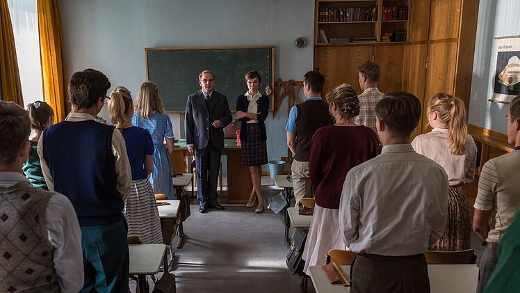 Schulrektor Block (Alexander Held) stellt den Sch&uuml;lern ihre neue Lehrerin Stella Petersen (Julia Koschitz) vor.