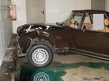 Schade: Der gerade restaurierte Mercedes Oldtimer nach dem Unfall in einer Bad Kissinger Tiefgarage ist heftig eingedellt. Der Schaden wird auf rund 40 000 Euro beziffert. Foto: Polizei