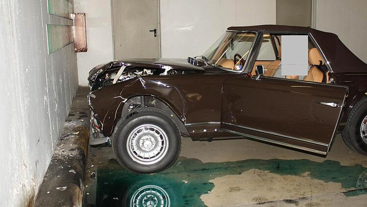 Schade: Der gerade restaurierte Mercedes Oldtimer nach dem Unfall in einer Bad Kissinger Tiefgarage ist heftig eingedellt. Der Schaden wird auf rund 40 000 Euro beziffert. Foto: Polizei