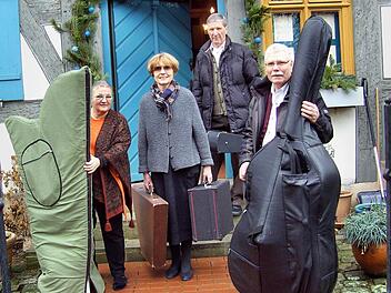 Die Frauenauracher Saitenmusik ist mit schwerem Gepäck zum nächsten Auftritt unterwegs. Von links: Christiane Müller, Wiebke Jamin, Werner Obermayer, Oskar Donhauser  Foto: privat