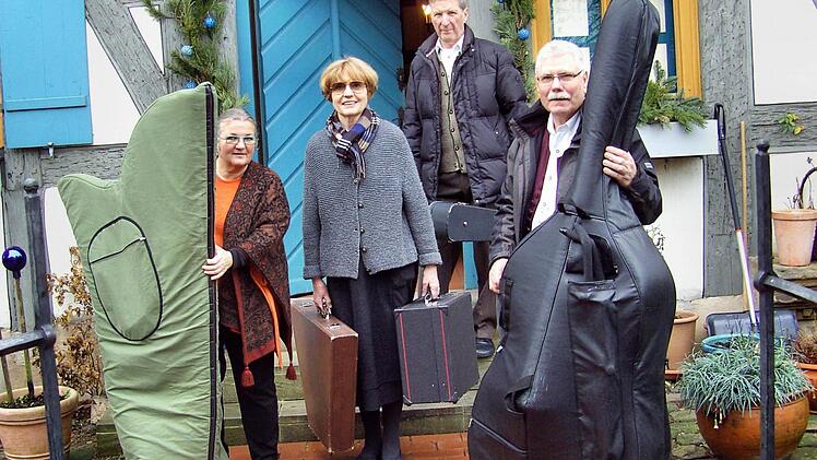 Die Frauenauracher Saitenmusik ist mit schwerem Gepäck zum nächsten Auftritt unterwegs. Von links: Christiane Müller, Wiebke Jamin, Werner Obermayer, Oskar Donhauser  Foto: privat